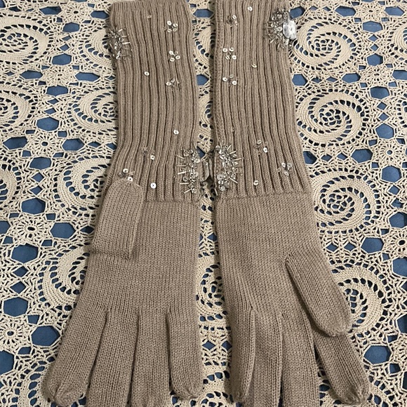 IMAN Embellished Gloves - Picture 4 of 7